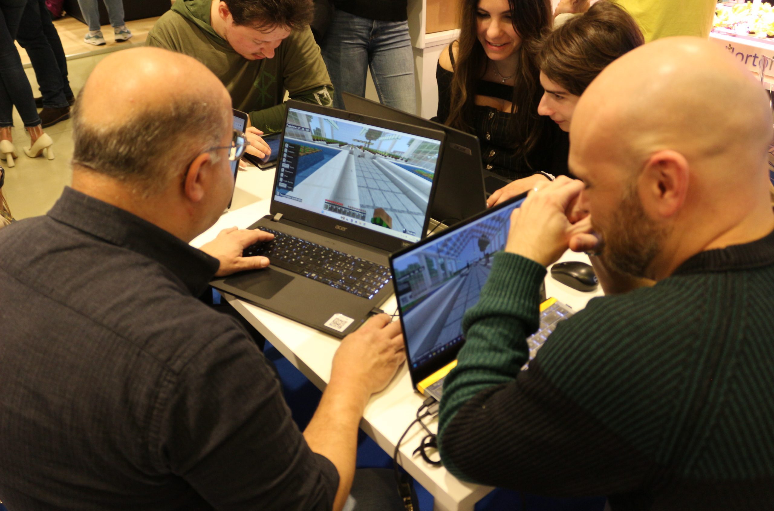 Docente che impara a giocare a Minecraft